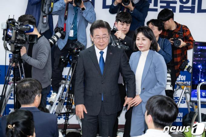 [사진] 부인과 함께 당선 인사하는 이재명 대표