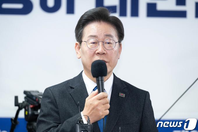 [사진] 22대 총선 지역구 당선 소감 발표하는 이재명 대표