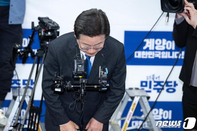 [사진] 지지자들에게 인사하는 이재명 대표