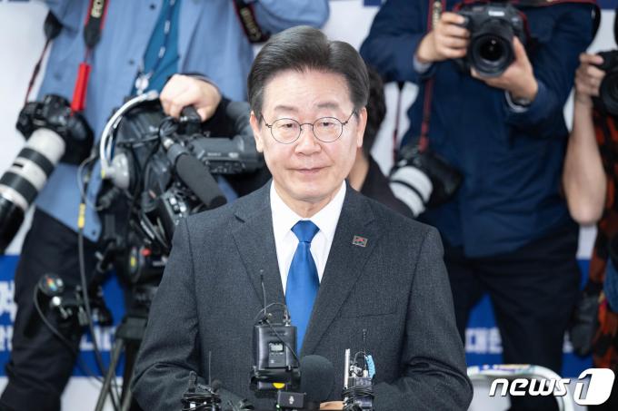 [사진] 지지자들 앞에 선 이재명 대표