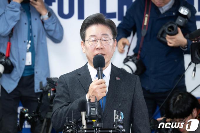 [사진] 당선 소감 밝히는 이재명 대표