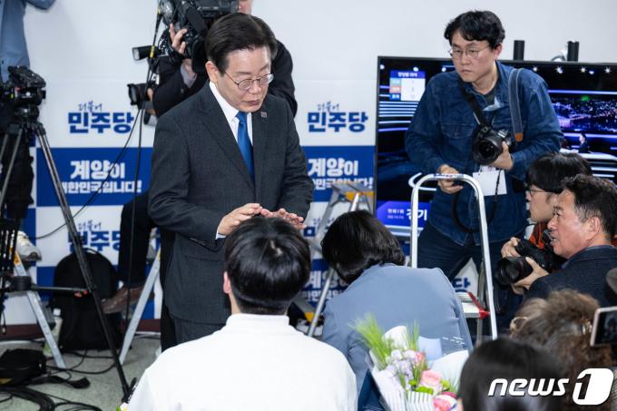 [사진] 이재명 대표 '꽃다발은 정중히 사양'
