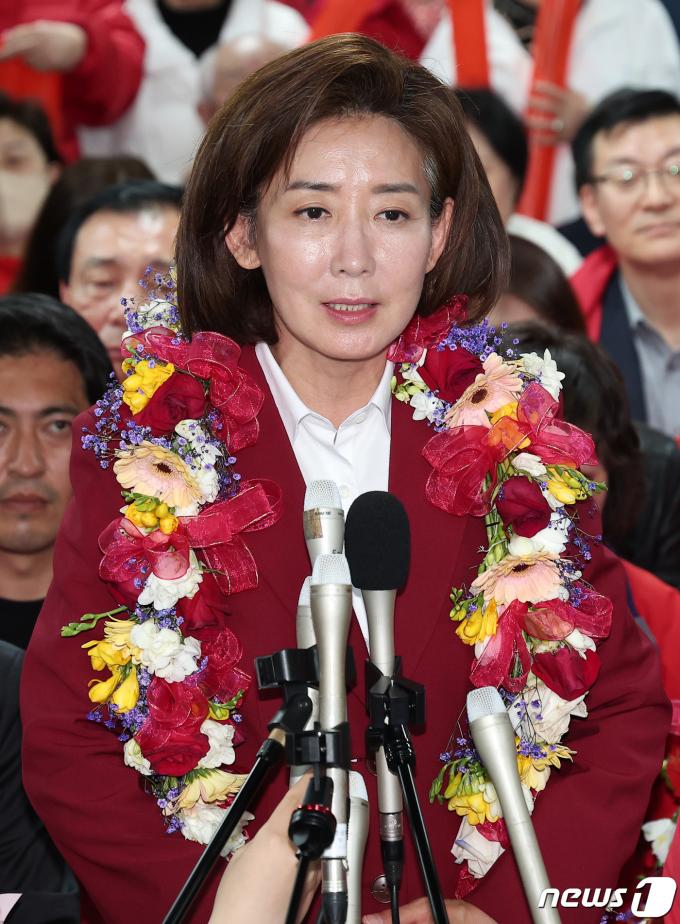 [사진] 당선 소감 전하는 나경원