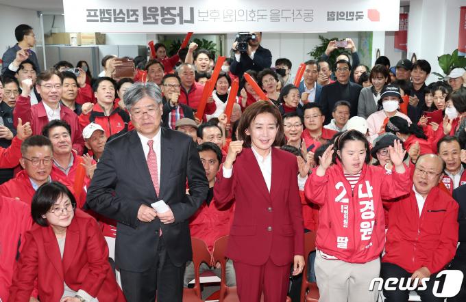 [사진] 가족들과 기쁨 나누는 나경원
