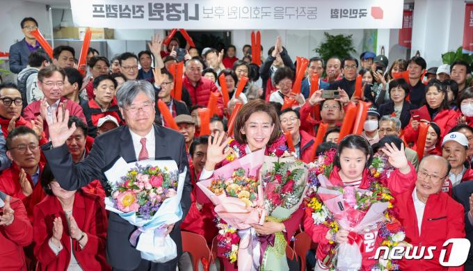 [사진] 가족들과 당선 기쁨 나누는 나경원