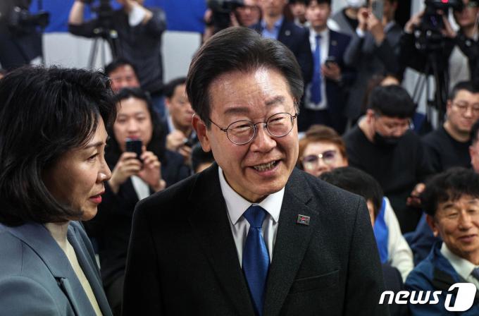 [사진] 미소 짓는 이재명 대표
