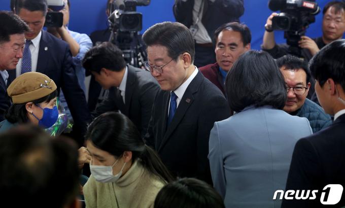 [사진] 상황실 나서는 이재명 대표
