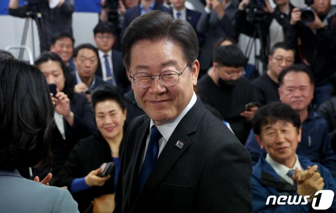 [사진] '당선 확실' 미소 짓는 이재명 대표