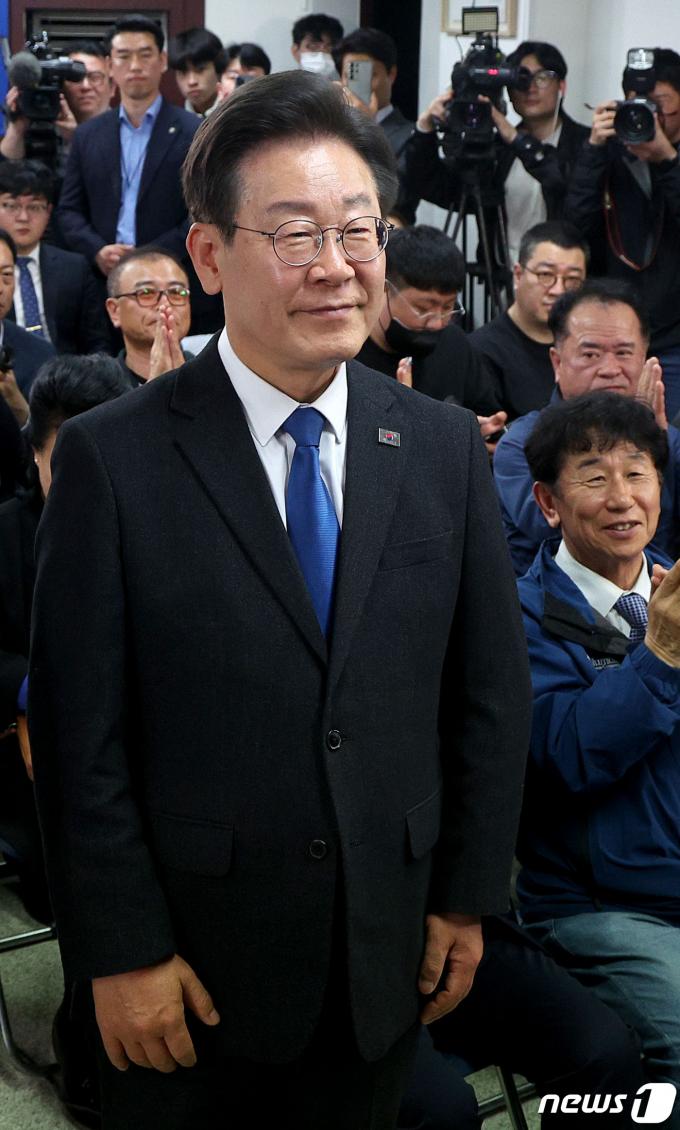 [사진] 입가에 미소 번지는 이재명 대표