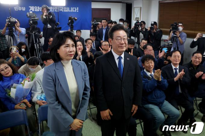[사진] '당선 확실' 이재명 대표 '부인과 함께'