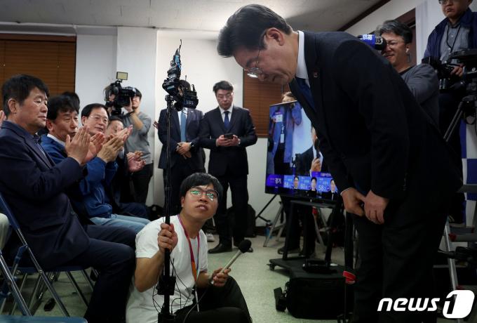 [사진] 감사 인사하는 이재명 대표