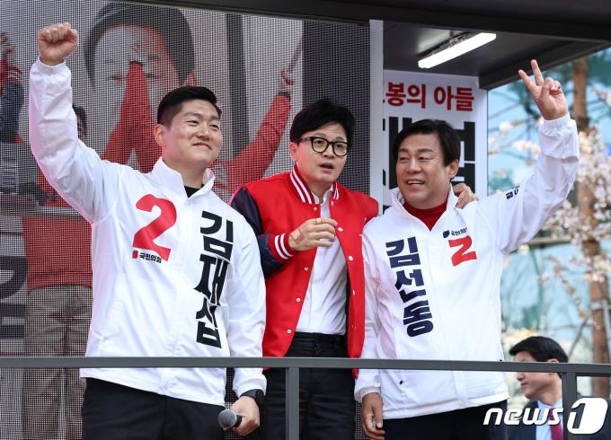 한동훈 국민의힘 비상대책위원장 겸 총괄선거대책위원장이 9일 오전 서울 도봉구 창동역 광장에서 김재섭(도봉갑), 김선동(도봉을) 후보 지원유세를 하고 있다. 2024.4.9/뉴스1 ⓒ News1 구윤성 기자