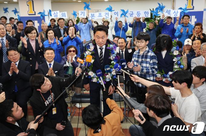 [사진] 당선 확실 소감 밝히는 '노무현 사위' 곽상언