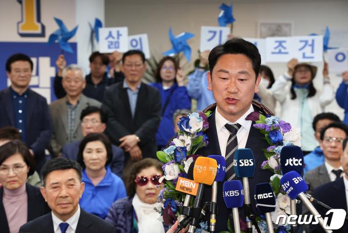 [사진] 당선 확실 소감 밝히는 '노무현 사위' 곽상언