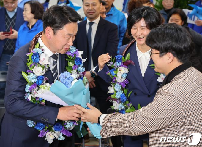 [사진] 꽃다발 전달받는 곽상언