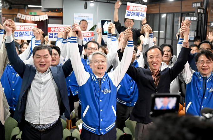 더불어민주당이 호남지역 28곳을 싹쓸이 했다. 사진은 광주 광산을에서 이낙연 새로운미래 후보를 꺾고 당선이 확정된 민형배 당선인(앞줄 왼쪽에서 두 번째). /사진=뉴시스