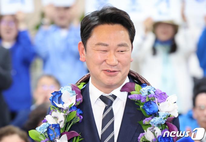 [사진] 당선 확실에 웃음 보이는 곽상언