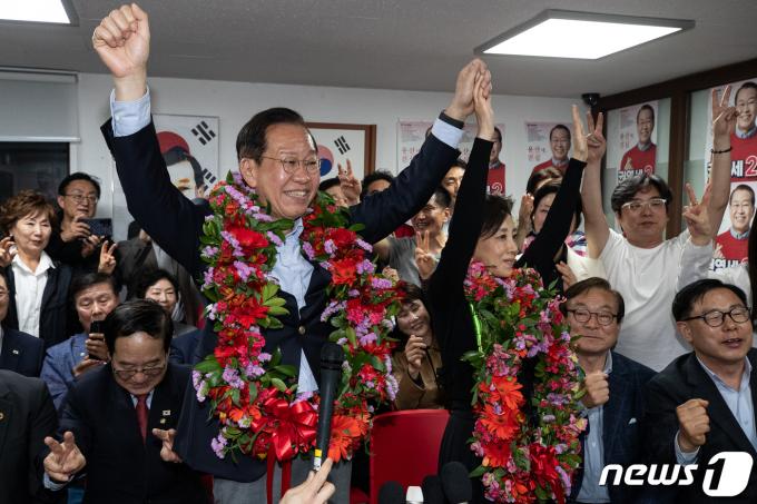 [사진] 용산 당선 축하 꽃다발 목에 건 권영세