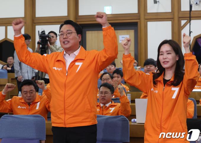 [사진] 이준석 당선에 기뻐하는 개혁신당