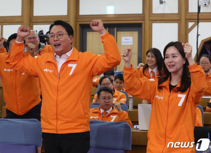 [사진] 이준석 당선에 기뻐하는 개혁신당