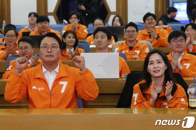 [사진] 이준석 당선에 기뻐하는 개혁신당