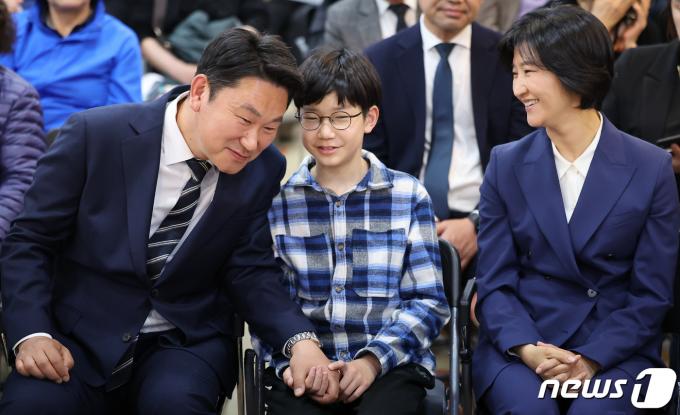 [사진] 아내와 대화 나누는 곽상언 후보