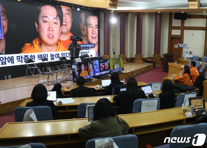 [사진] 이준석 당선 소감 방송으로 시청하는 개혁신당