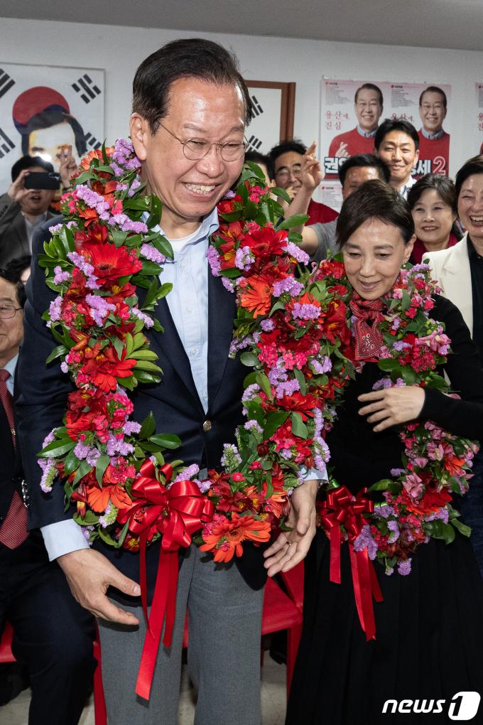 [사진] 당선 축하 꽃다발 목에 건 권영세