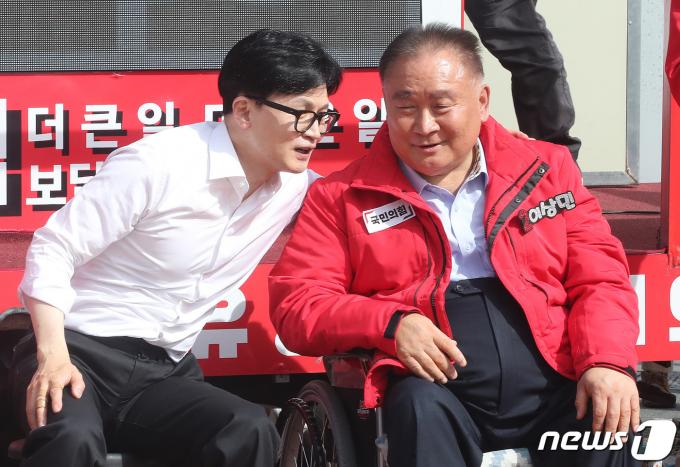 한동훈 국민의힘 총괄선거대책위원장이 대전 유성구 지족역사거리 앞에서 열린 '국민의힘으로 유성살리기' 지원유세에서 이상민 대전 유성을 후보와 이야기를 나누고 있다. 2024.4.2/뉴스1 ⓒ News1 임세영 기자