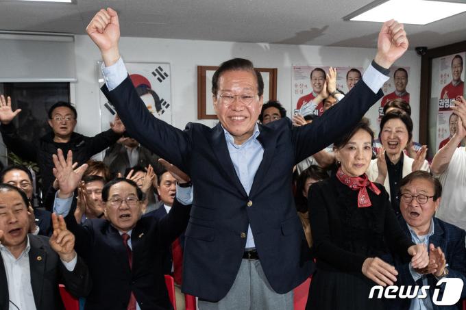 [사진] 권영세, 용산 당선 확실에 손 번쩍
