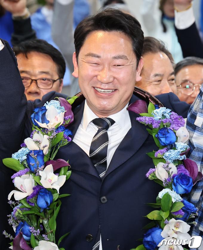 [사진] 당선 확실에 웃음 보이는 곽상언