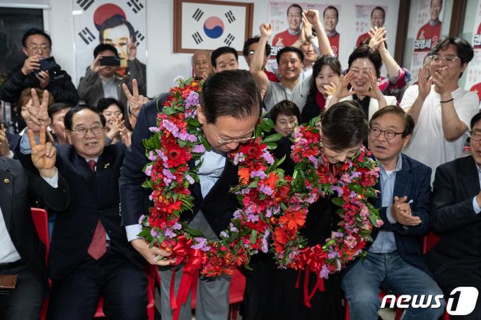 [사진] 용산 당선 확실 소식에 인사하는 권영세