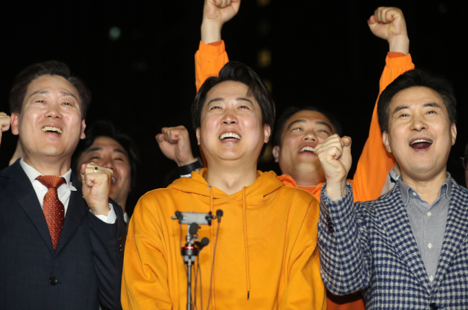 사진은 제22대 국회의원 선거 경기 화성을에 출마한 이준석 개혁신당 후보가 11일 오전 경기 화성시 여울공원에서 당선이 유력시 되자 기뻐하고 있는 모습. /사진=뉴스1