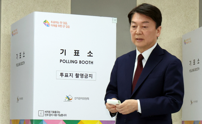 제22대 국회의원 선거 사전투표일인 지난 5일 경기 성남시 분당구 야탑2동 행정복지센터에 마련된 사전투표소에서 경기 성남 분당갑에 출마한 안철수 국민의힘 후보가 사전투표를 마치고 투표함으로 이동하고 있다. / 사진=뉴스1 