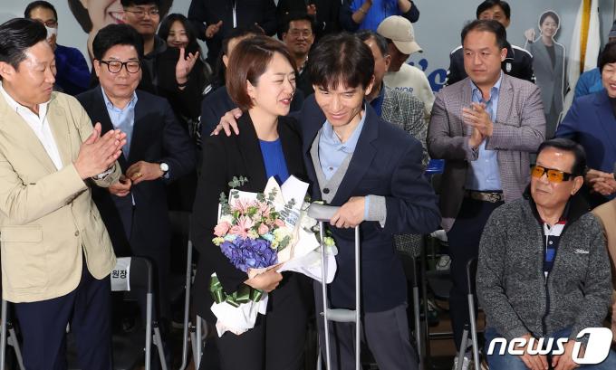 [사진] 당선 확정 짓고 기뻐하는 고민정 광진을 후보
