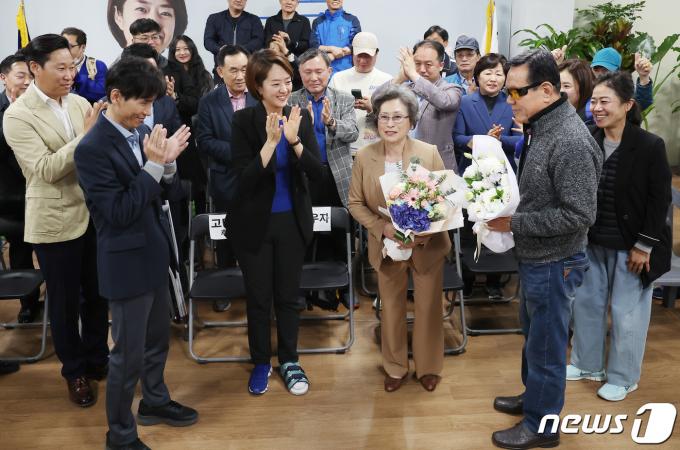 [사진] 기뻐하는 고민정 민주당 광진을 후보