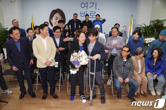 [사진] 남편과 당선 기뻐하는 고민정 광진을 후보
