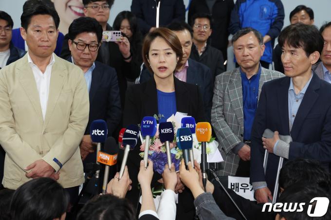 [사진] 당선 소감 밝히는 고민정 광진을 후보