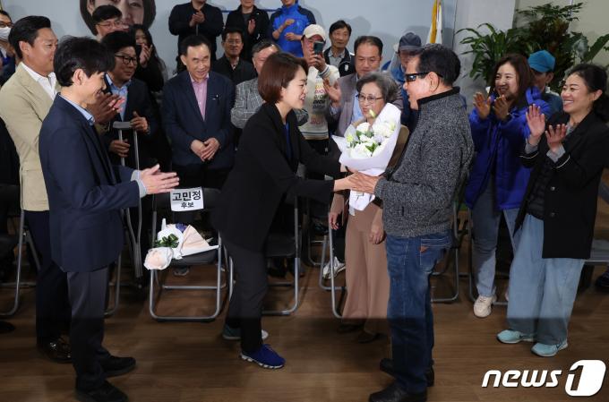 [사진] 부모님에게 꽃다발 전달하는 고민정