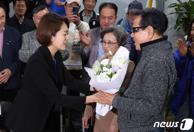[사진] 부모님에게 꽃다발 전달하는 고민정 후보