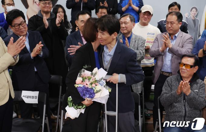 [사진] 당선 확정 짓고 남편과 포옹하는 고민정