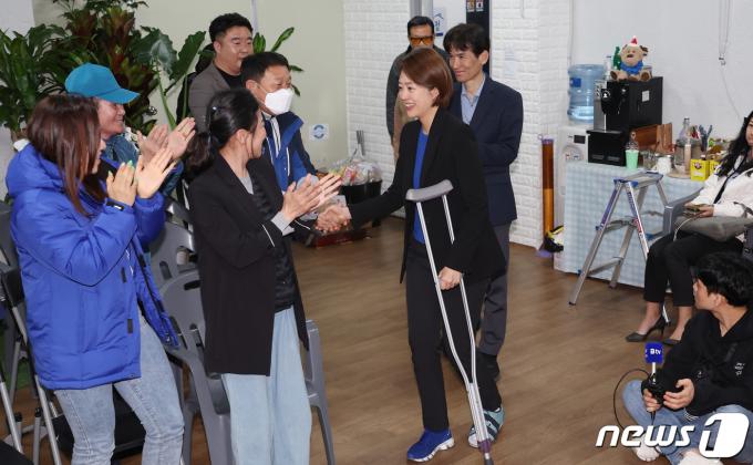 [사진] 목발 투혼 펼친 고민정