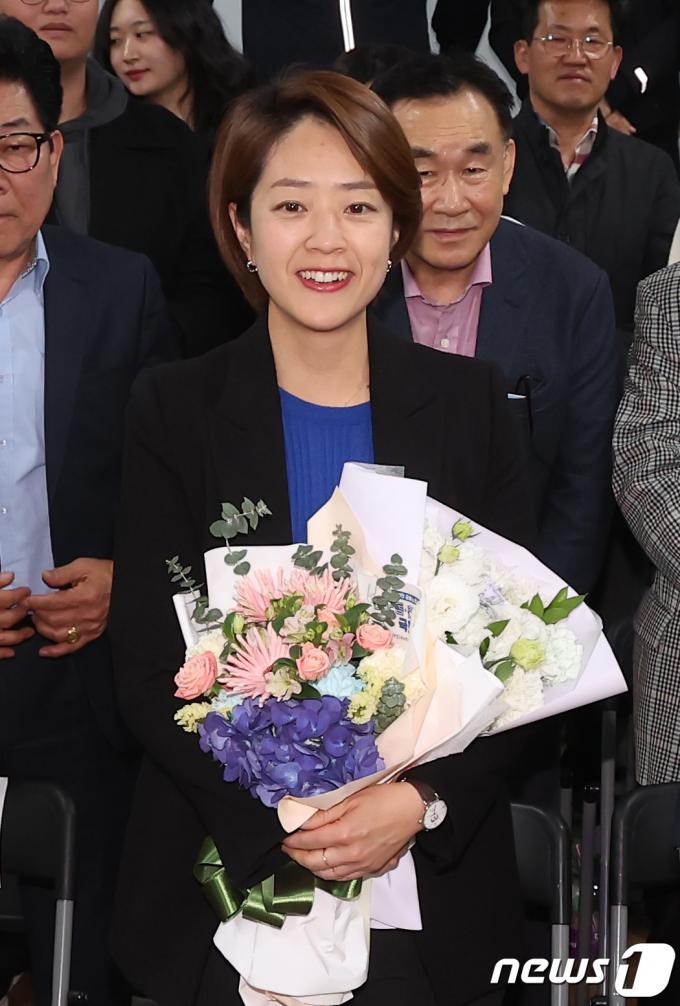 [사진] 당선 소감 밝히는 고민정 후보