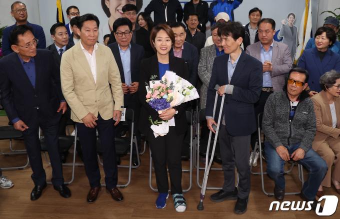 [사진] 목발 투혼 펼친 고민정