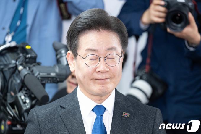 이재명 더불어민주당(인천 계양구 을) 대표가 제22대 국회의원선거(총선) 투표가 종료된 11일 새벽 인천시 계양구 후보의 선거상황실에서 당선이 확실시 되자 당선 인사를 하고 있다. (공동취재) 2024.4.11/뉴스1 ⓒ News1 이승배 기자