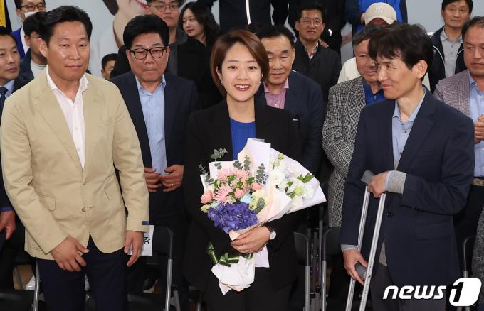 [사진] 당선 확정에 환한 웃음 짓는 고민정