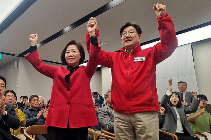 제22대 총선 결과 강원지역에서 국민의힘이 6곳, 더불어민주당이 2곳을 각각 차지했다. 사진은 권성동 강릉 후보(오른쪽)가 당선이 확정되자 환호하는 모습. /사진=뉴스1