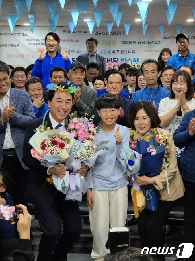 제22대 국회의원선거 충남 공주시부여군청양군 더불어민주당 박수현 당선인이 11일 당선을 확정 지은 뒤 기념 촬영을 하고 있다. 2024.4.11/뉴스1