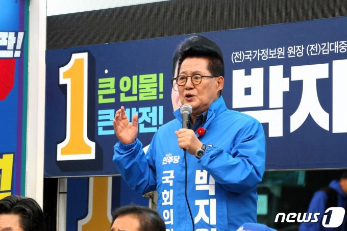 박지원 더불어민주당 해남완도진도 후보가 해남 버스터미널앞에서 유권자들에게 지지를 호소하고 있다.(박지원 선거사무실 제공)2024.3.28/뉴스1 ⓒ News1 김태성 기자