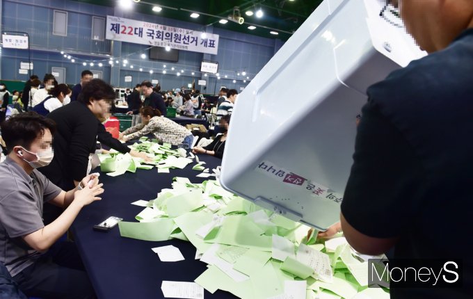 제22대 국회의원 선거 투표가 끝난 10일 서울 영등포구 도산로 영등포다목적배드민턴체육관에 마련된 개표소에서 선거관리위원회 관계자들이 투표용지를 분류하고 있다. / 사진=임한별 기자
